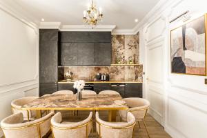 a dining room with a table and chairs at Luxury 3 Bedroom 3 Bathroom MONUMENT VIEW TERRACE in Paris
