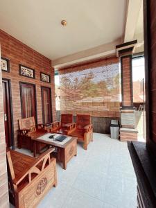 um quarto com mobiliário em madeira e uma grande pintura na parede em Nano Ari Homestay em Ubud