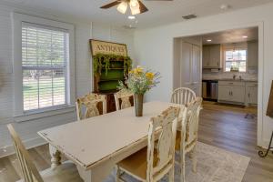 een keuken en eetkamer met een witte tafel en stoelen bij Idyllic Country Cottage about 18 Mi to Lake Bridgeport in Decatur