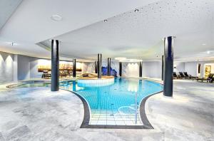 - une grande piscine dans une chambre d'hôtel dans l'établissement Hotel Gut Brandlhof, à Saalfelden