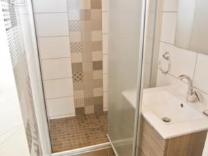 Ванна кімната в Appartement Saint-Chaffrey , 2 pièces, 2 personnes - FR-1-762-22