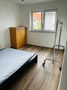 1 dormitorio con 1 cama, vestidor y ventana en Berufspendler's Rückzug am Golfplatz, en Welzheim