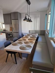a long table in a room with a kitchen at TuKaza - Guesthouse in Esposende