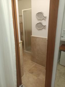 uma casa de banho com dois anzóis na parede em Piccolo Hotel Luisa em Ponza