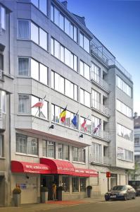 ein Gebäude mit Flaggen auf der Vorderseite in der Unterkunft Hotel Agenda Louise in Brüssel
