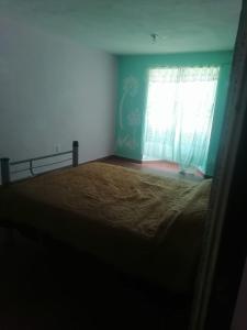 1 dormitorio con cama y ventana en casa 2 pisos tultitlan, en Ciudad de México