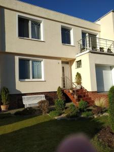 ein großes Haus mit einer Treppe davor in der Unterkunft Apartment Krnov in Krnov