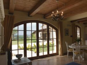 een eetkamer met een groot raam en een tafel bij Terra Del Sole in Recanati