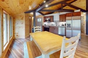 - une cuisine avec une table en bois dans une cabine dans l'établissement Slopesider 20A, à Sugar Mountain