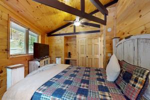 - une chambre avec un lit et un ventilateur de plafond dans l'établissement Slopesider 20A, à Sugar Mountain