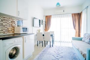 Romantiс Two-Bedroom Apartment with Sea View (Dolce Vita 7-6) tesisinde mutfak veya mini mutfak