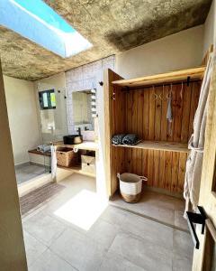 Habitación con baño con lavabo y aseo. en CASAS LEON Casita de playa #2 en Santa Bárbara de Samaná