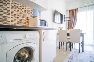 Kuchyň nebo kuchyňský kout v ubytování Romantiс Two-Bedroom Apartment with Sea View (Dolce Vita 7-6)