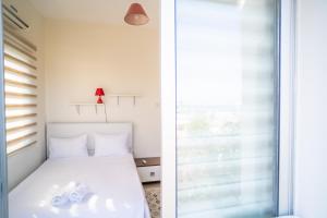 Postel nebo postele na pokoji v ubytování Romantiс Two-Bedroom Apartment with Sea View (Dolce Vita 7-6)