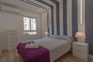 una camera da letto con un letto grande e una finestra di 085 - Gaviotas 005 - comfortHOLIDAYS a Santa Pola