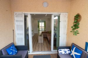un soggiorno con divano e porta a vetri di 085 - Gaviotas 005 - comfortHOLIDAYS a Santa Pola