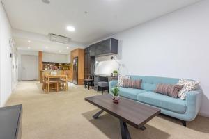 Ruang duduk di Cosy minimalism 2BD Apt near Sydney Olympic Park