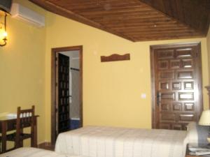 A bed or beds in a room at Charming House in Hornachuelos with Shared Pool