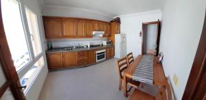 Kuchyňa alebo kuchynka v ubytovaní Charming Apartment in Arrecife City Centre - 90 m² - Parking