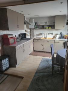 Kuchyň nebo kuchyňský kout v ubytování Chambres de Fabienne