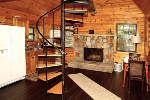 Cabaña de madera con sala de estar con chimenea en Mountain Laurel Cabin, en Cosby