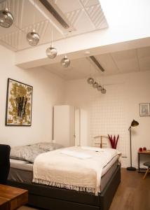 1 dormitorio con 1 cama en una habitación en Loft Ferienwohnung Lechenich, en Erftstadt