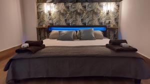 1 dormitorio con 1 cama grande y cabecero azul en Aparthotelmadridea, renovated quiet apartments, Madrid en Madrid
