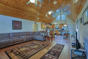 ein Wohnzimmer mit einem Sofa und einer Küche in der Unterkunft Rivendell Creekside Cabin in Cosby
