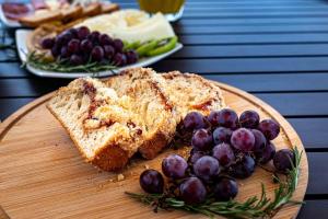 a plate of bread and grapes on a table at Spa Agua Milagrosa in Cuiabá