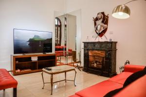 sala de estar con chimenea y TV en Categórica Casa con Cocina Premium 3 Habitaciones en Centro de Paraná en Paraná