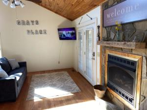 Dapur atau dapur kecil di Gray's Place on Cosby Creek - 2 Bedrooms, 2 Baths, Sleeps 6 home