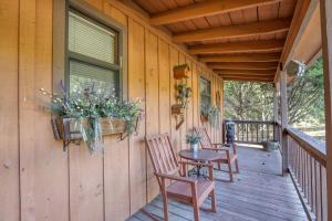 Balkón nebo terasa v ubytování Whispering Creek Cabin