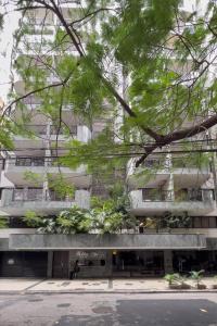 un edificio con plantas en la parte delantera en Estúdio sofisticado no Flamengo - CZL505 Z5 en Río de Janeiro