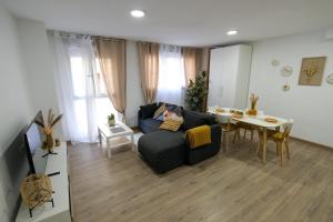 uma sala de estar com um sofá e uma mesa em 2B PlusUltra piso de 1 dorm em Alicante