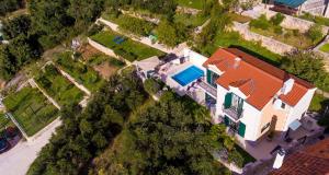 eine Luftansicht eines Hauses mit Pool in der Unterkunft Delightful Split Villa 2 Bedrooms Villa Makarska Petite Private Pool and Sauna Makarska in Makarska