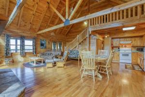 Χώρος καθιστικού στο 360 Padgett Mill Rd Cabin