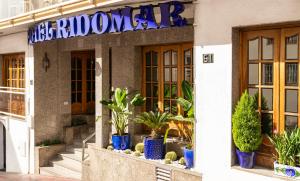 un bâtiment avec des plantes à l'avant dans l'établissement Hotel Ridomar 365, à Lloret de Mar