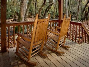 Jon's Pond في Cosby: كرسيان هزازان خشبيان يجلسان على الشرفة
