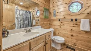 baño con lavabo y aseo en una cabaña de madera en Adventure Us, en Blue Ridge 47 fotos más