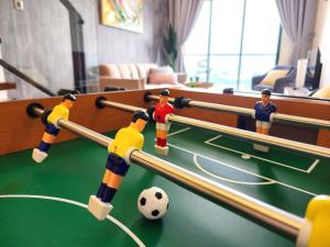 grupa lego mężczyzn grających w piłkę nożną w obiekcie Loft Suite Seaview JB CIQ 7Pax w mieście Johor Bahru