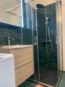 bagno con doccia e cabina in vetro di PROVENCE facile a Tholonet