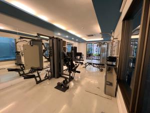 um ginásio com passadeiras e equipamento de exercício num edifício em Luxuoso apto 2 quartos na Av do Batel- Academia, Piscina aquecida e Churrasqueira em Curitiba