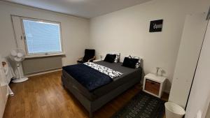 1 dormitorio con cama y ventana en Cozy Home Stay in Kungsängen-Read Host info, en Estocolmo