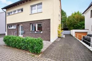 a brick house with a window and plants in front of it at Stadt Land Fluss Plus in Arnsberg