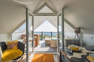 een open woonkamer met een glazen wand bij Channel View by Bloom Stays in Folkestone