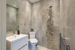 uma casa de banho com um WC, um lavatório e um chuveiro em Channel View by Bloom Stays em Folkestone