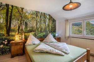 Schlafzimmer mit einem Bett mit Wandgemälde in der Unterkunft Lehmann mit Blick aufs Schloss in Gutach