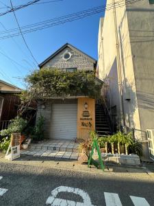 una casa con un garaje al lado de una calle en おん（平塚駅西口徒歩5分）, en Hiratsuka