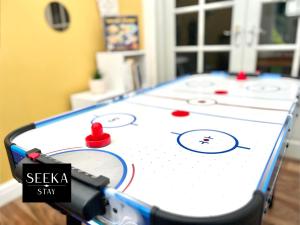 ein Spieltisch mit einer Playstation darauf in der Unterkunft Cosy 2-bedroom house, Walking distance CBS, Ideal for contractors-business stays in Coventry