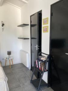 a room with a door and a shelf with books at Le Cube in Marans